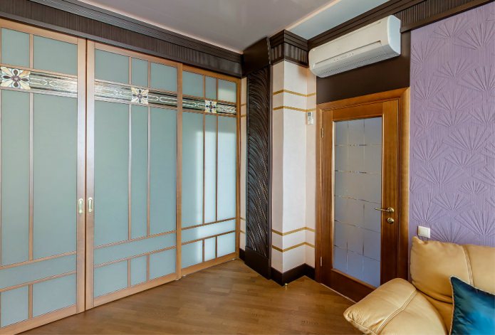 houten binnendeur met glazen inzetstukken in het interieur