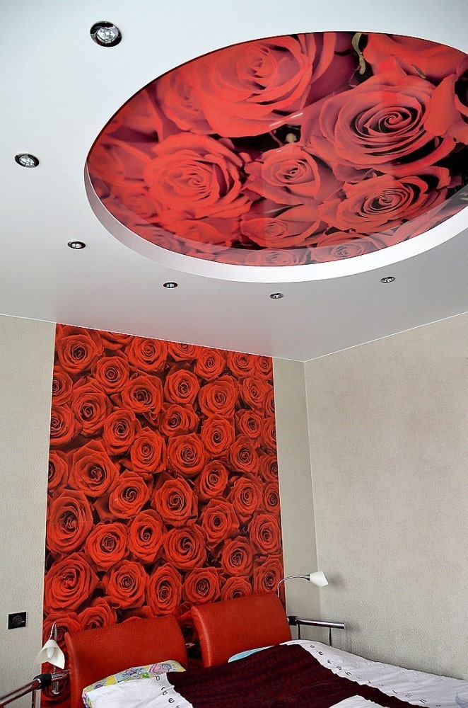 plafond met een foto van rozen in de slaapkamer