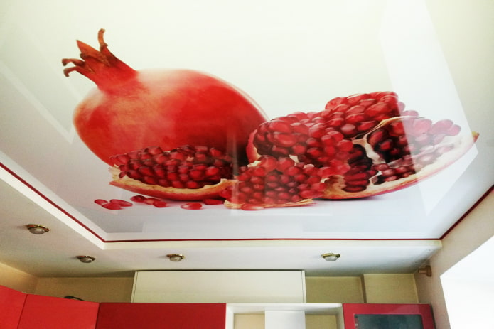 plafond met een afbeelding van een granaatappel in de keuken