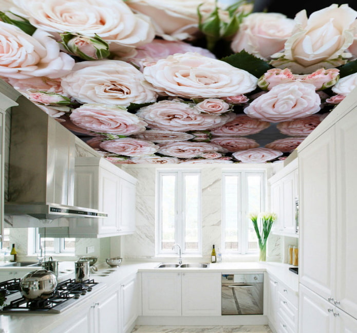 plafond met een foto van bloemen in de keuken