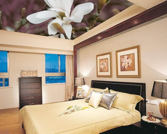 plafond met een afbeelding van een bloem in de slaapkamer