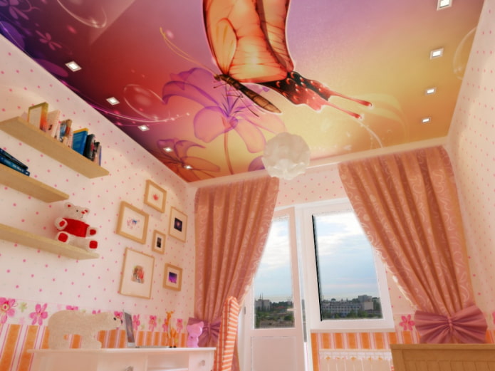 plafond met een afbeelding van een vlinder in de kinderkamer