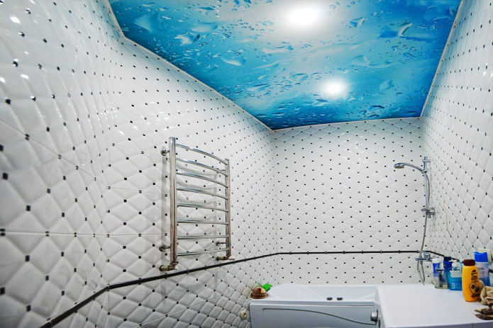 strop sa slikom vode u kupaonici