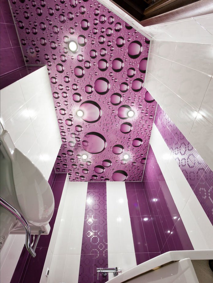 plafond met waterdruppels in de badkamer