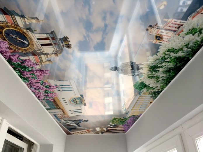 strop vizualno proširuje malu sobu