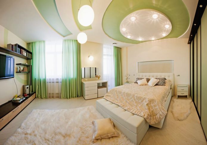 spanplafond met twee niveaus in de slaapkamer in wit en groen