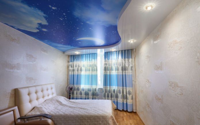 spanplafond met fotoprint in het interieur van de slaapkamer