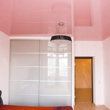 Spanplafonds in de slaapkamer: 60 moderne opties, foto's in het interieur-24