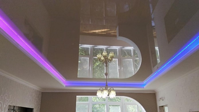 purpurinis ir neoninis lubų apšvietimas