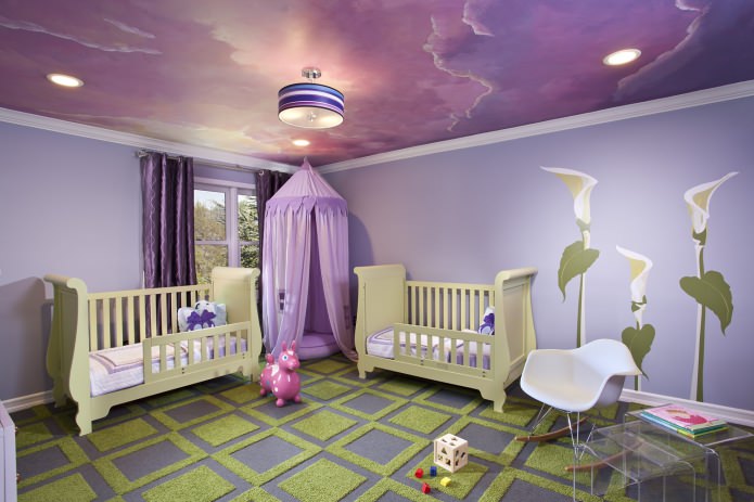 子供部屋の内部の紫色のストレッチ天井