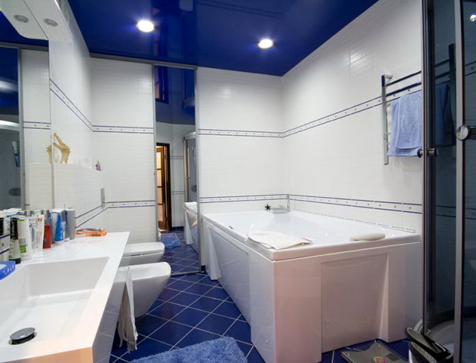 blauw spanplafond in de badkamer
