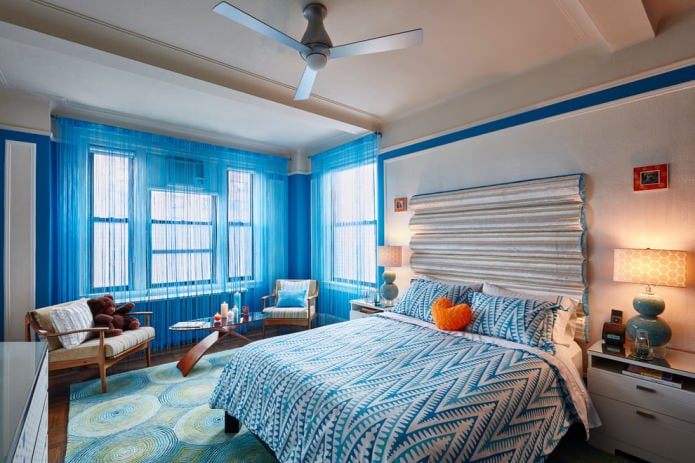 mėlynos užuolaidos su siūlais miegamajame