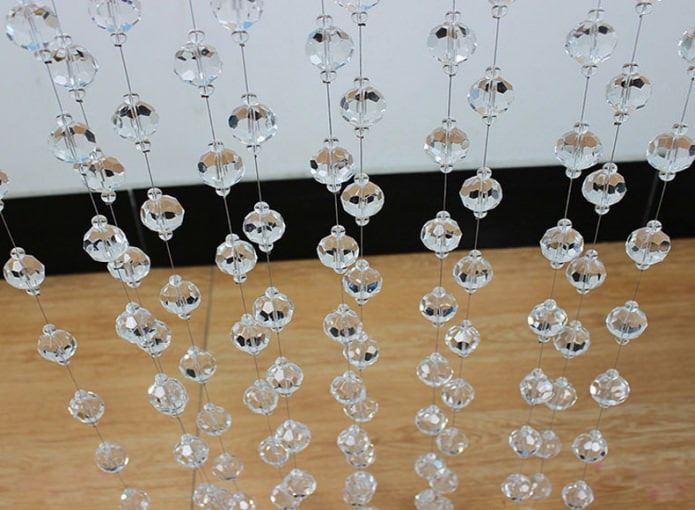 filamentne zavjese s prozirnim perlicama