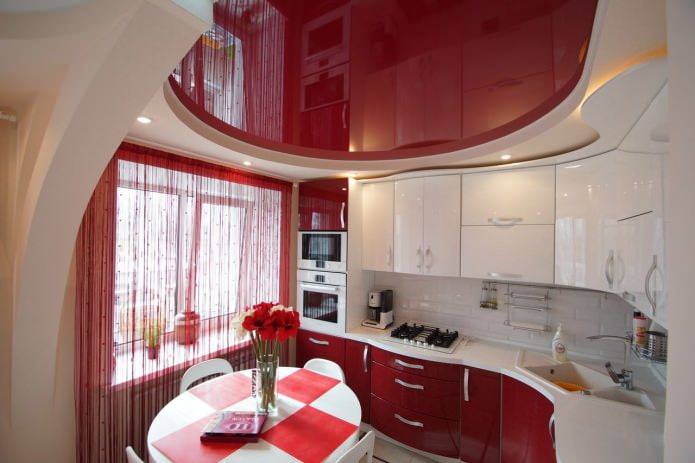 crveni muslin u unutrašnjosti kuhinje