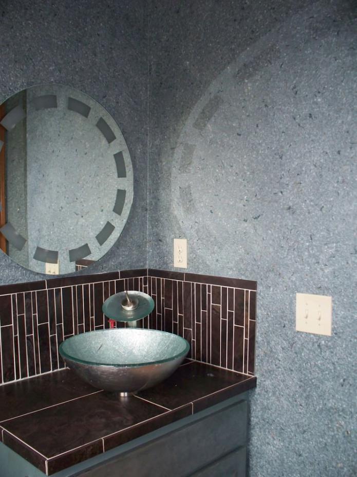 grijs vloeibaar behang in de badkamer