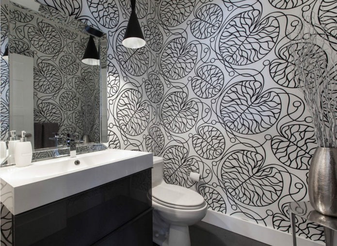 Zelfklevend behang met zwart-wit patroon in de badkamer