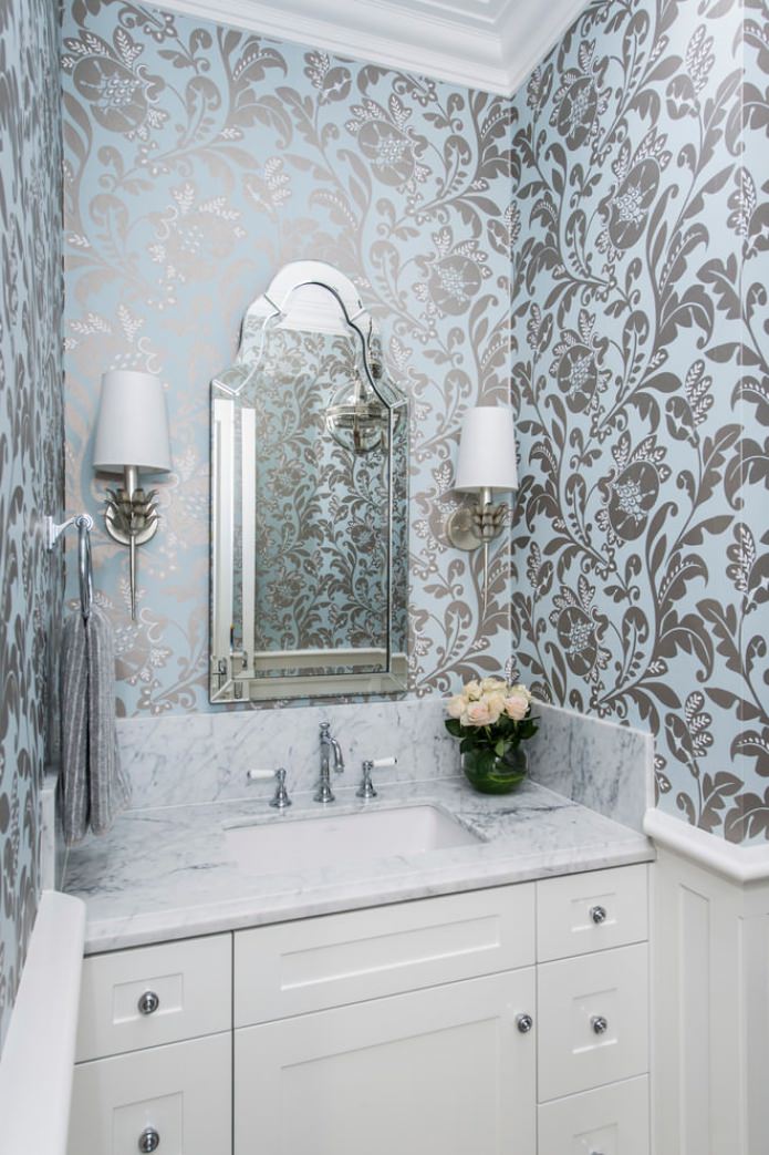 blauw behang met patroon in de badkamer