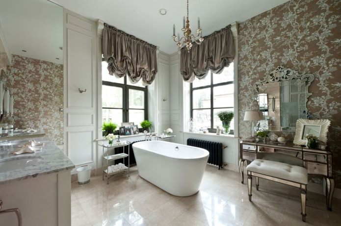 beige behang in het interieur van de badkamer in een klassieke stijl