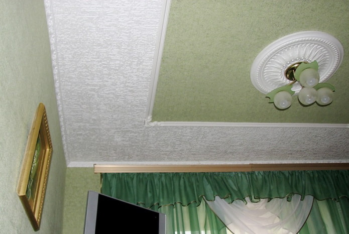 combinatie van behang met plafondtegels