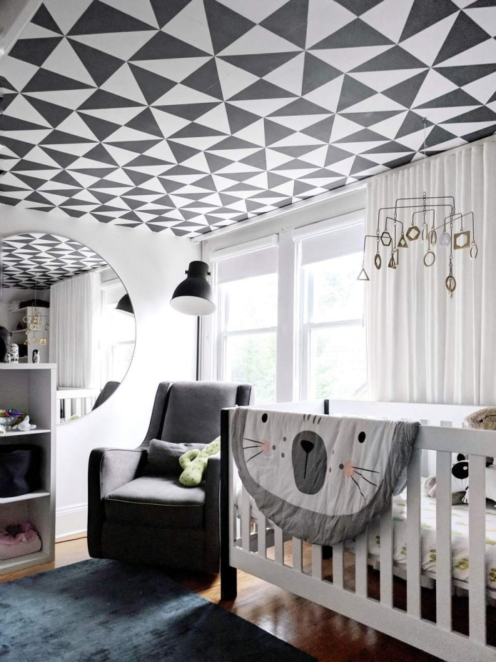 carta da parati con forme geometriche sul soffitto