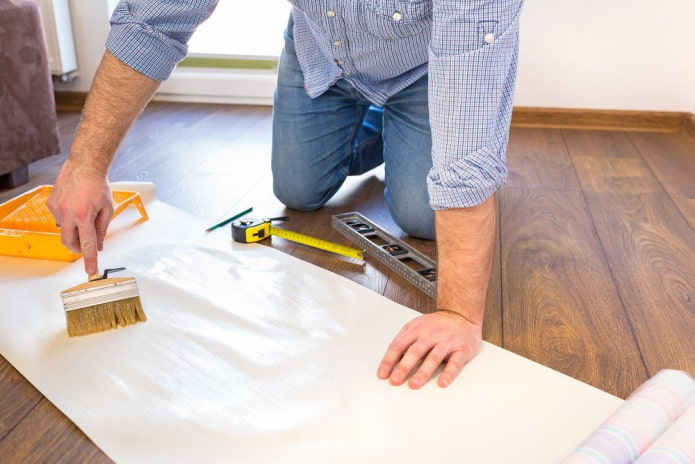 selezione di colla per carta da parati a soffitto