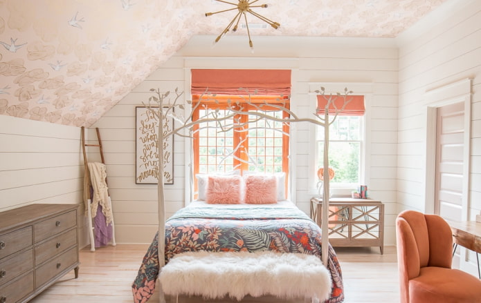 Tapetai ant lubų: tipai, dizaino idėjos ir brėžiniai, spalva, kaip klijuoti lubų tapetus