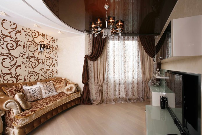 gecombineerd behang in de woonkamer in een klassieke stijl