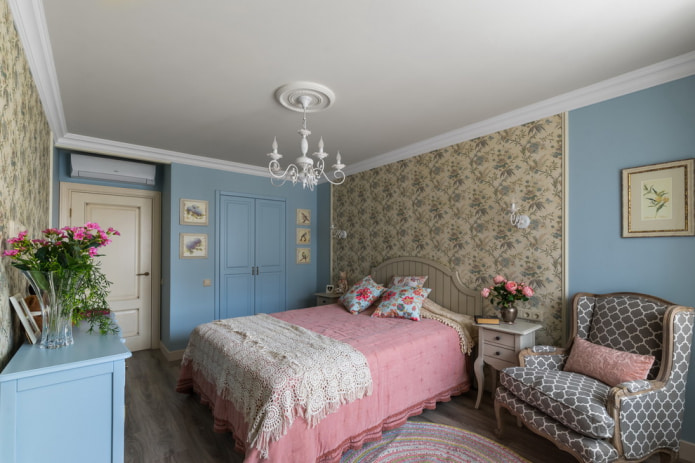slaapkamer in Provençaalse stijl met afwerking in verschillende kleuren