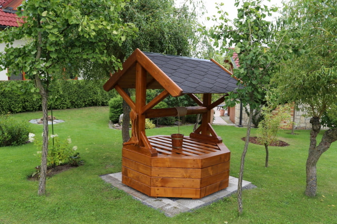 pozzo in legno con tetto
