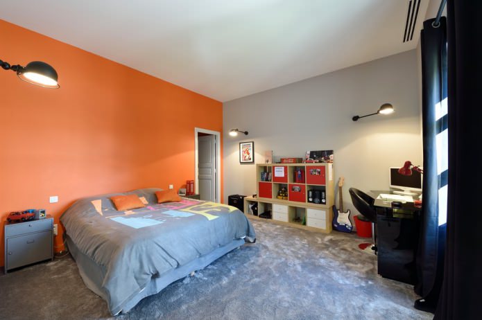 Γκρι-πορτοκαλί δωμάτιο για έναν έφηβο