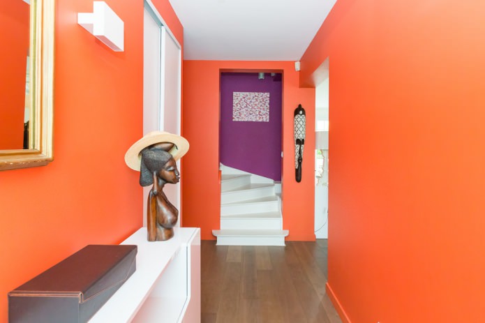 pareti arancioni nel corridoio