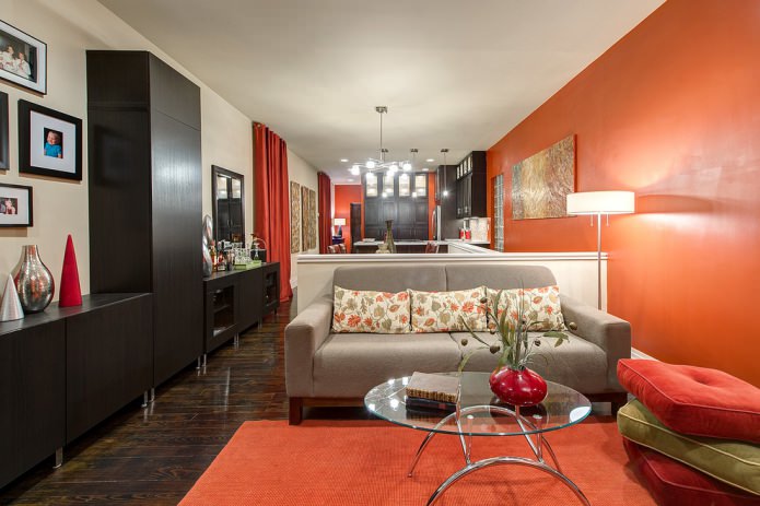 Stile moderno nel soggiorno con una parete arancione