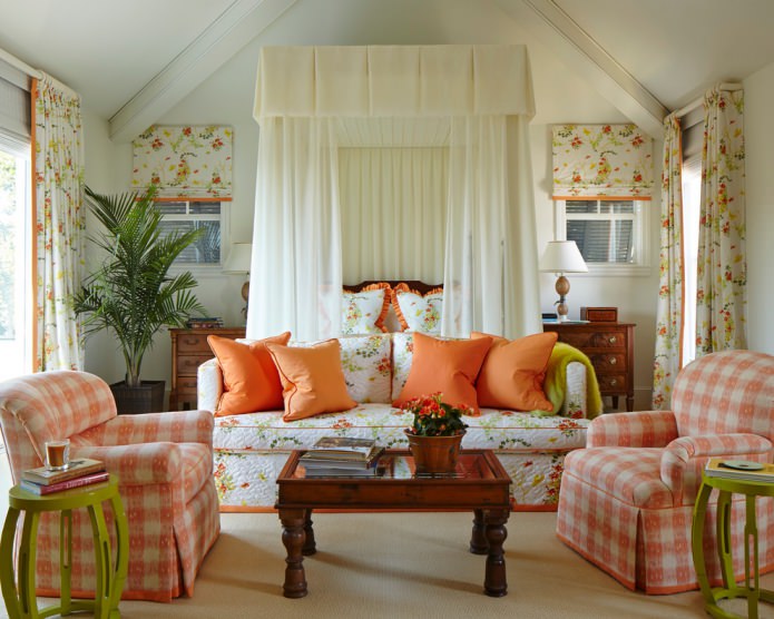 Εξοχικό σαλόνι με πορτοκαλί λουλουδάτα υφάσματα