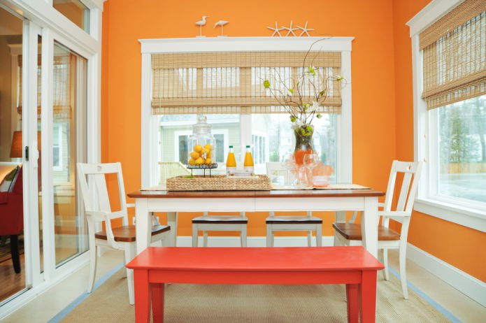 sala da pranzo nei colori arancioni