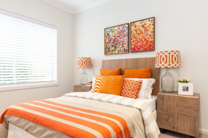 cuscini arancioni in camera da letto