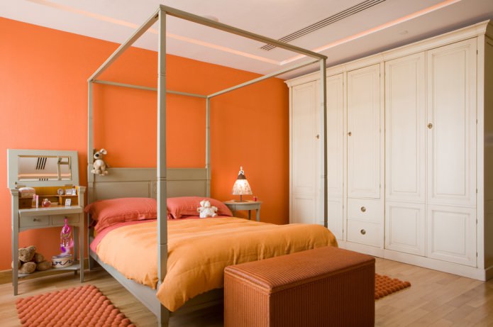 υπνοδωμάτιο με πορτοκαλί τοίχο και υφάσματα