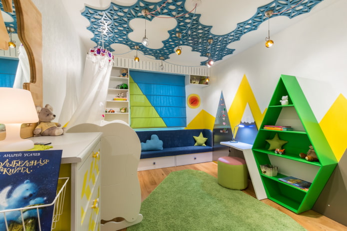 Il soffitto della stanza dei bambini è decorato con un reticolo di plastica