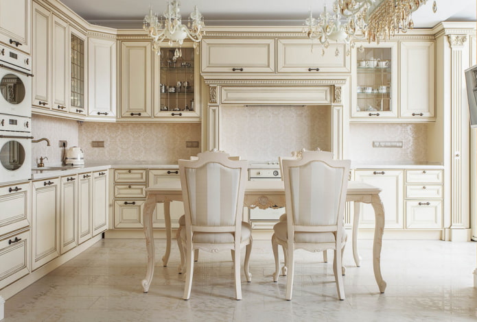 beige vloertegels in het interieur van de keuken