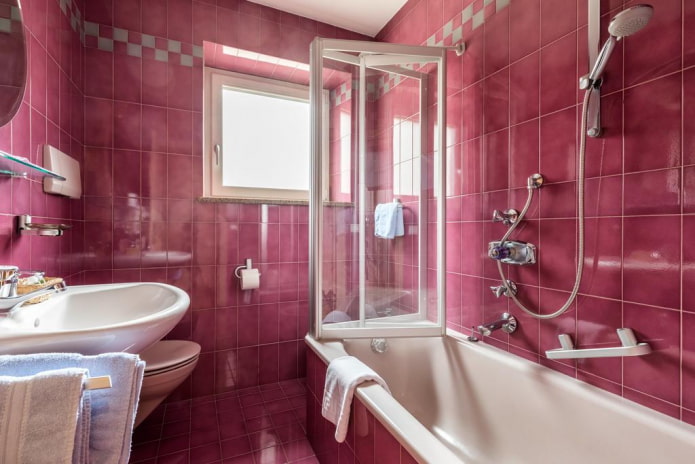 piastrelle rosa nell'interno del bagno