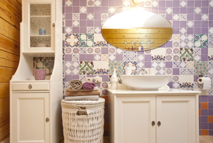 pločice u unutrašnjosti kupaonice u stilu Provence