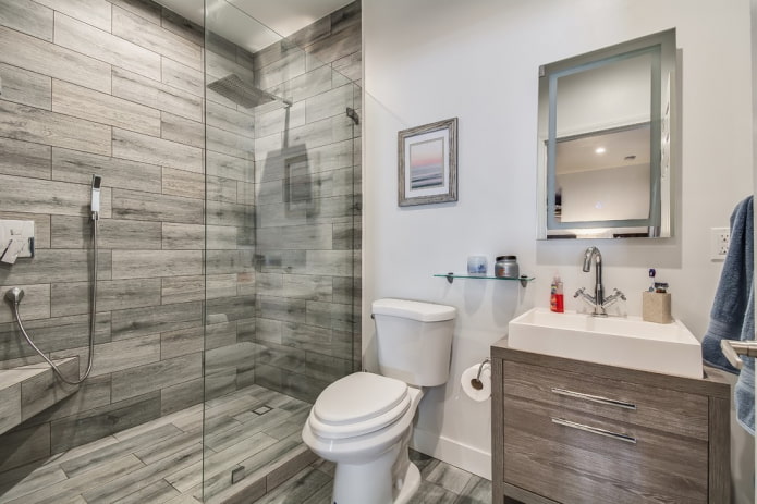 doucheruimte met tegels met houteffect in het badkamerinterieur