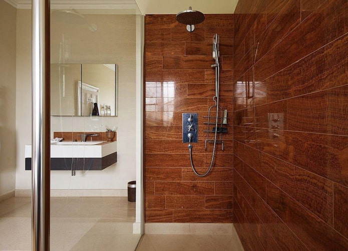 doucheruimte met tegels met houteffect in het badkamerinterieur