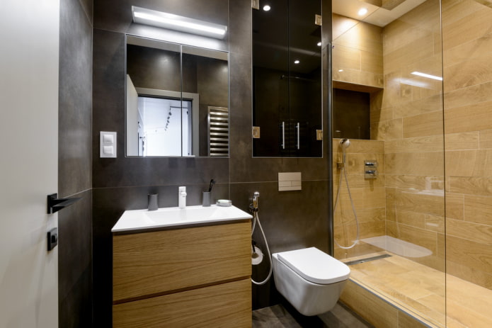 dušo kambarys su medžio efekto plytelėmis vonios kambario interjere