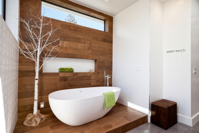 medžio efekto plytelės vonios kambaryje modernaus stiliaus