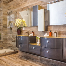 Medinės plytelės vonios kambaryje: dizainas, tipai, deriniai, spalvos, apdailos parinktys ir išdėstymai-3