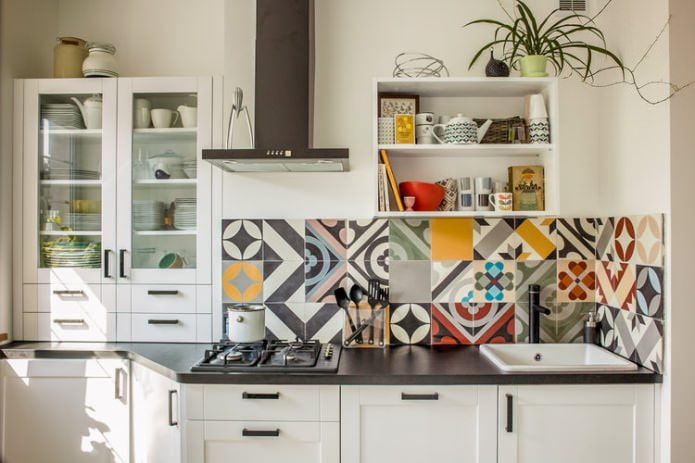 patchwork tegels op de backsplash in de keuken