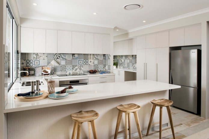 Patchwork tegels in de keuken in de stijl van minimalisme