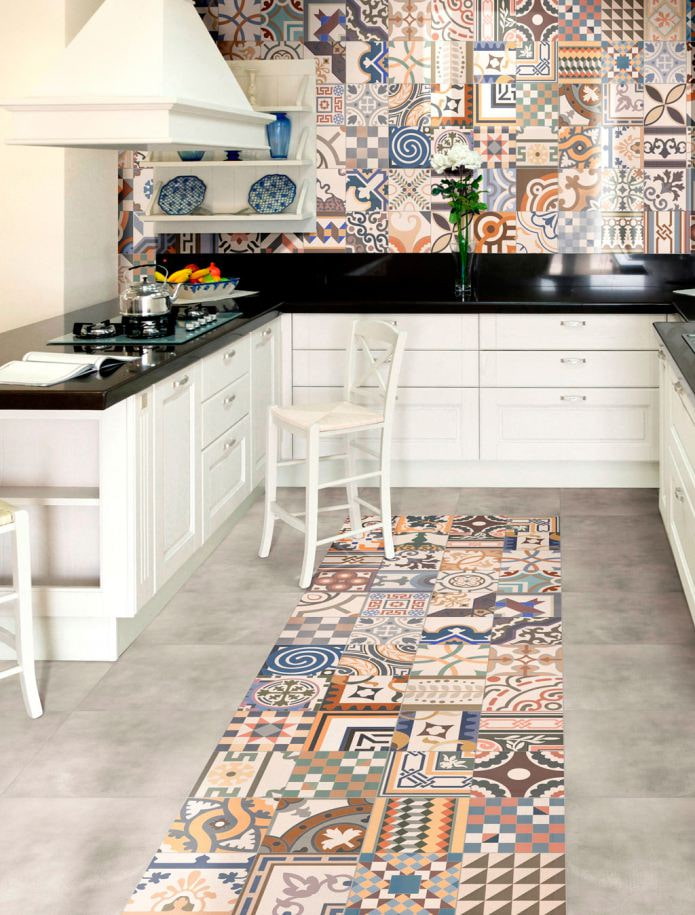 Piastrelle patchwork sul pavimento e sul grembiule della cucina