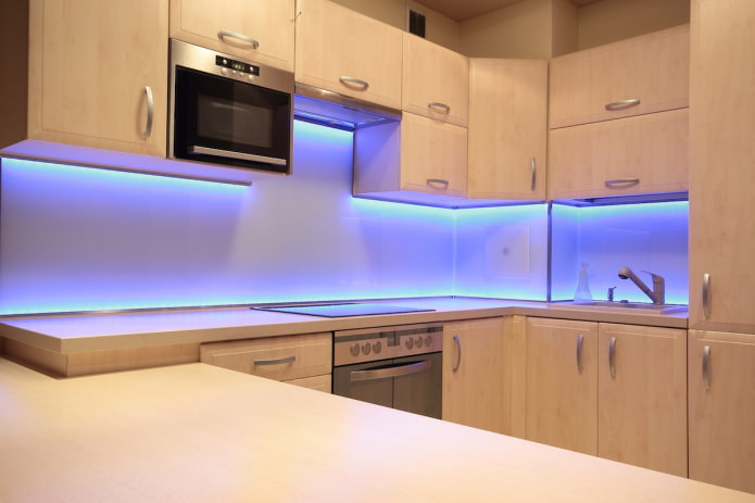 blauwe verlichting in de keuken