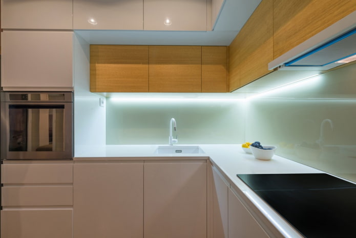 Verlichting in de keuken onder de kasten: de nuances van keuze en stapsgewijze instructies
